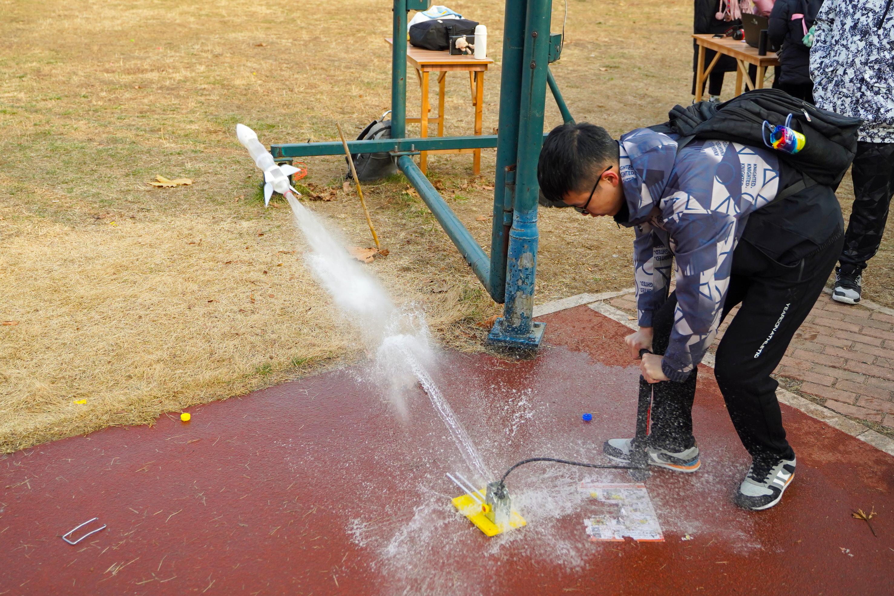 储建学院举行第二届校园水火箭制作大赛