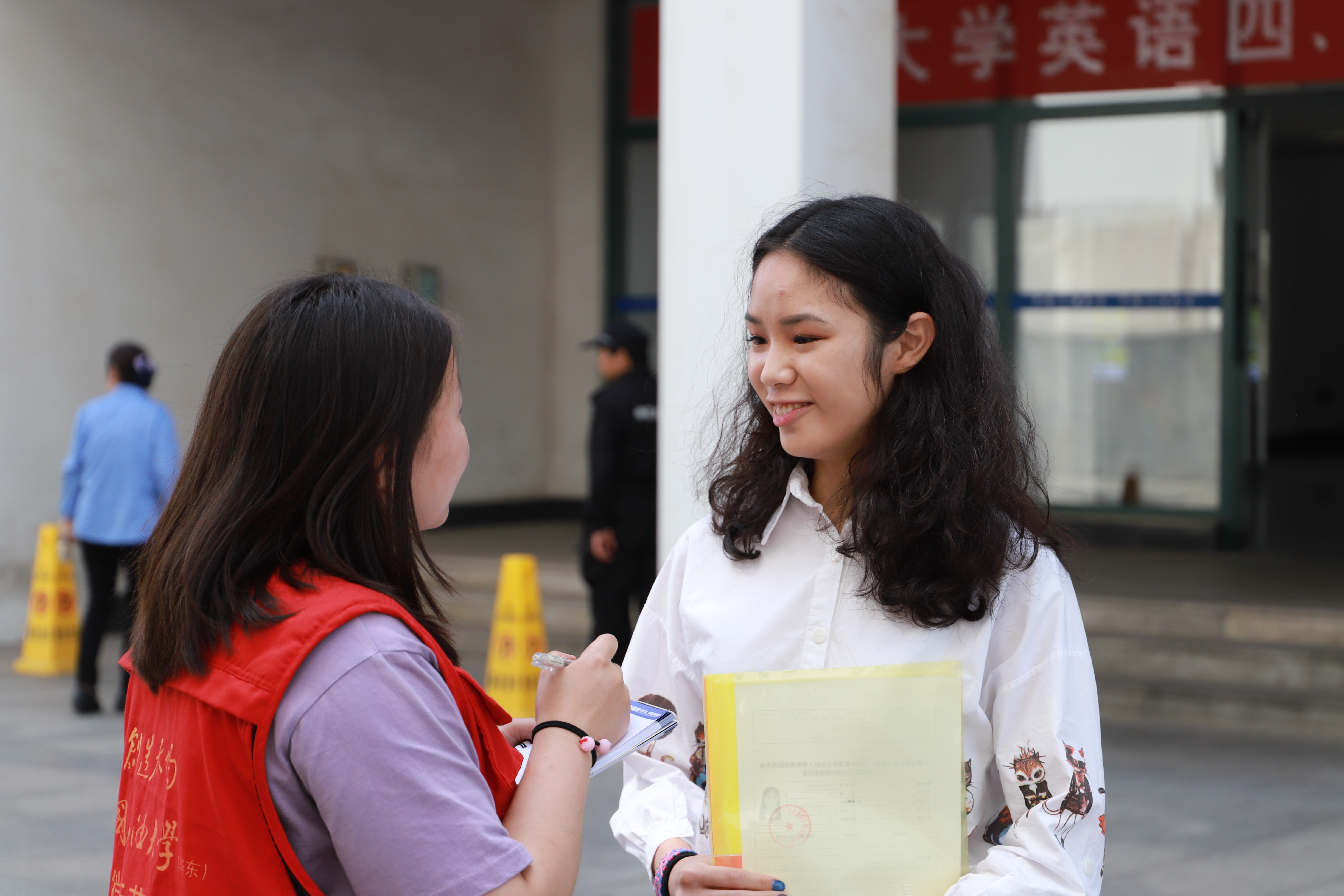 刚出考场的学生接受采访 杨意摄影