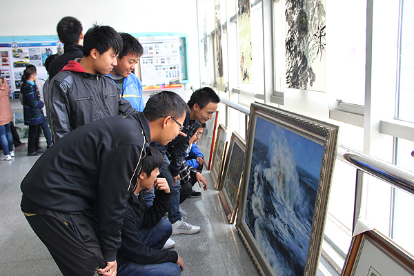 庆祝党的十八大师生书画作品展举办