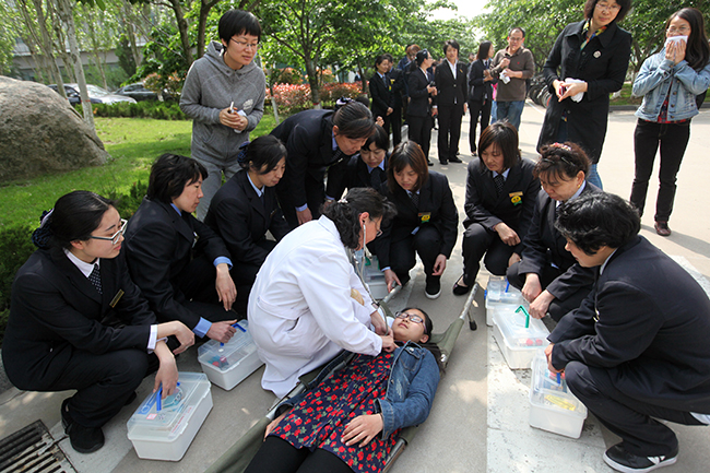 学校进行校园突发事件应急演练