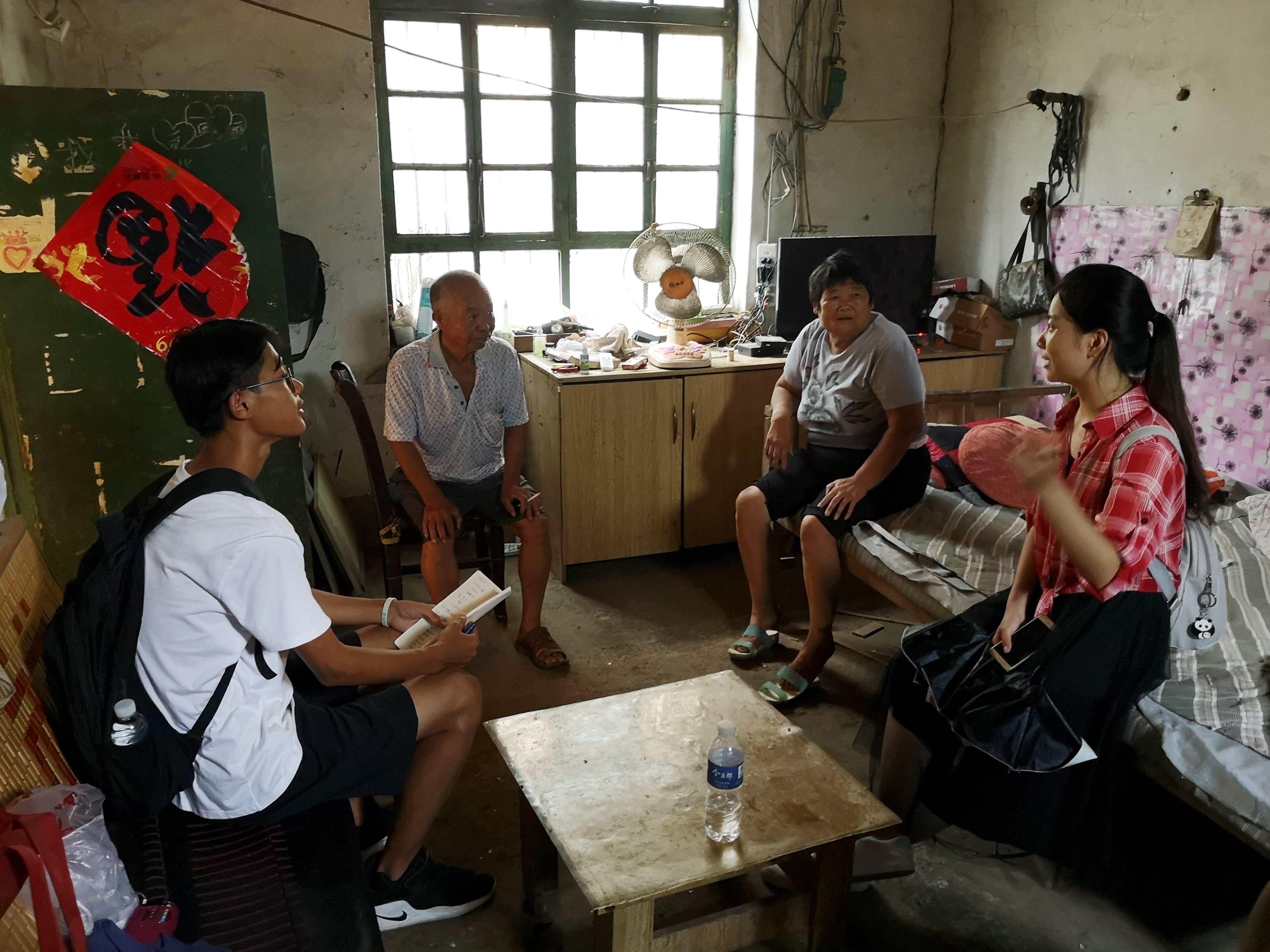 支教队员与苗晓雨的爷爷奶奶进行交流 李佳楠摄影