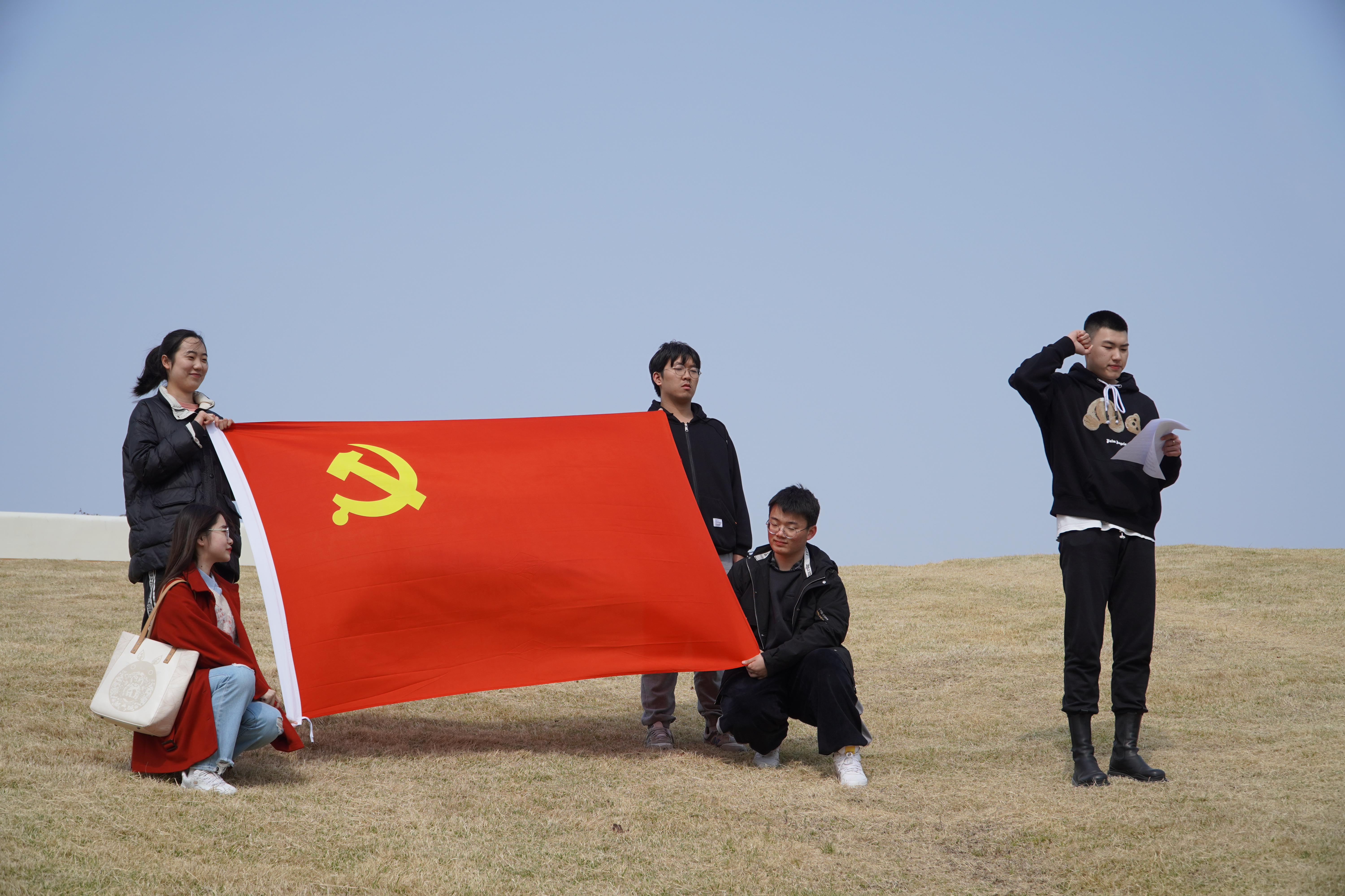 团员与党旗合影,宣读入党誓词 崔文琪摄影