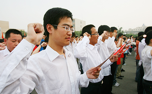 中国大学生在线中国石油大学华东举行入党宣誓仪式