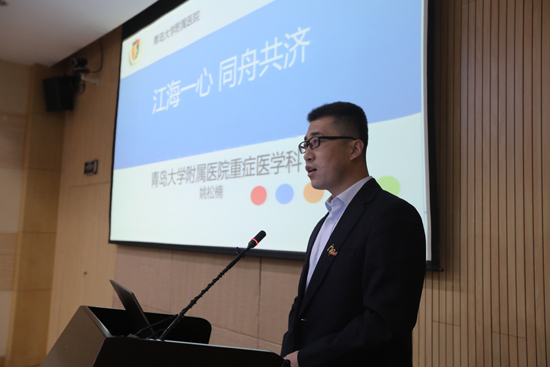 青岛大学附属医院重症医学科副护士长,青大附院援鄂医疗队成员,第七届青岛大学附属医院最美护士获得者姚松楠做报告。(杨安 摄影) 青岛大学附属医院重症医学科副护士长,青大附院援鄂医疗队成员,第七届青岛大学附属医院最美护士获得者姚松楠做报告。(杨安 摄影)