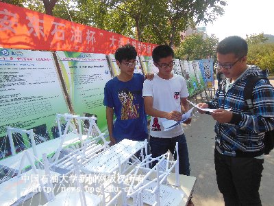学生认真观看数学模型成果