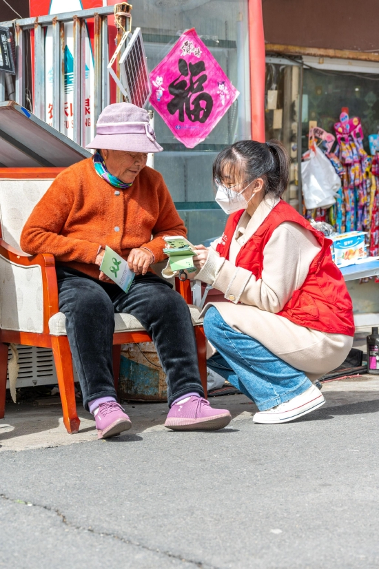 医务人员与志愿者们向小区居民进行结核病知识宣讲、提供志愿咨询服务、发放宣传材料