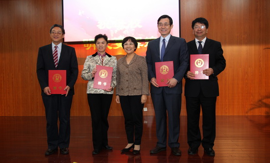 首頁 石大要聞 > 正文校長山紅紅為四位企業領導專家頒發兼職教授聘書