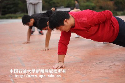单手俯卧撑现场赛