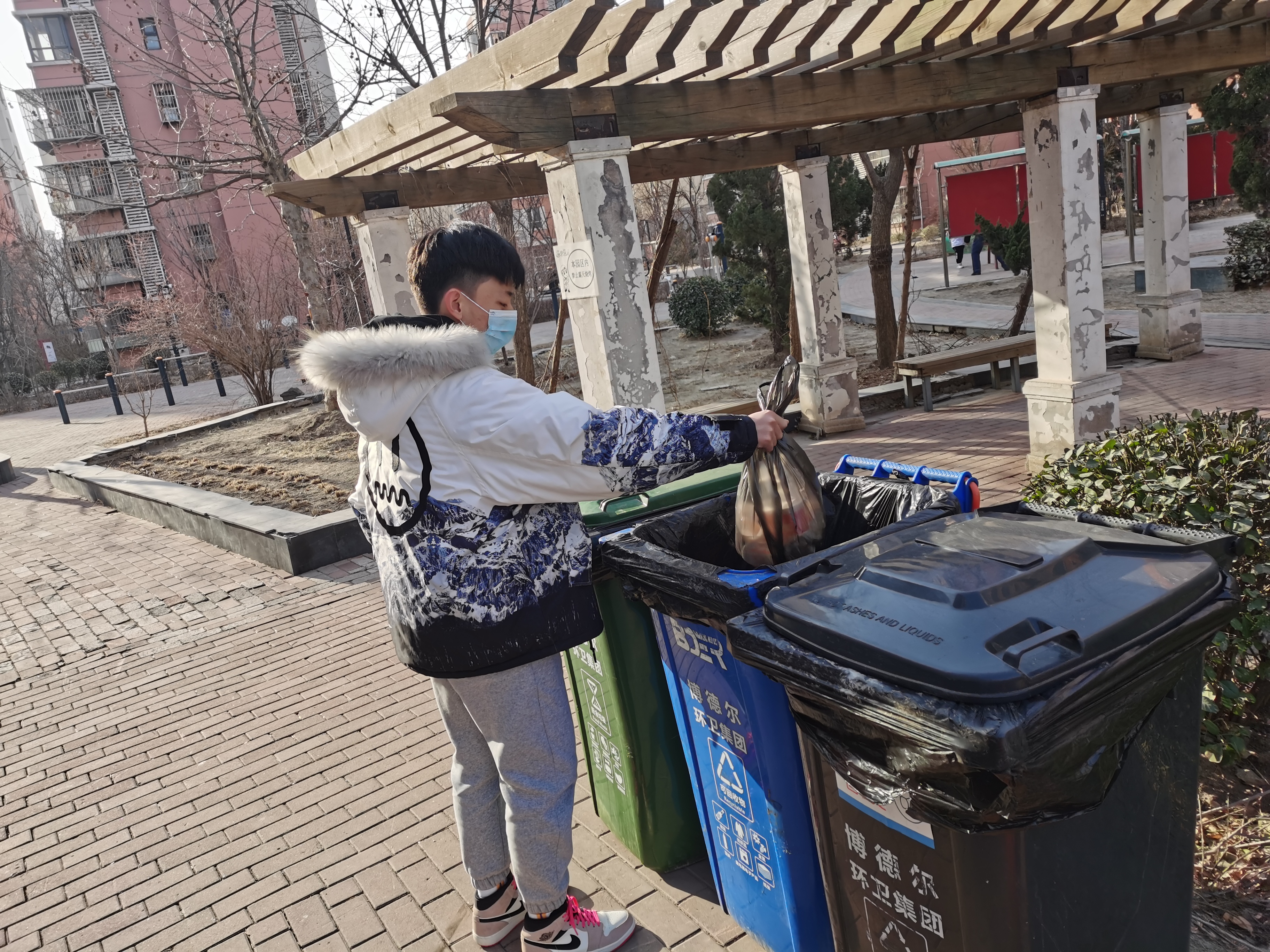 实践队员在清理垃圾 孟硕摄影