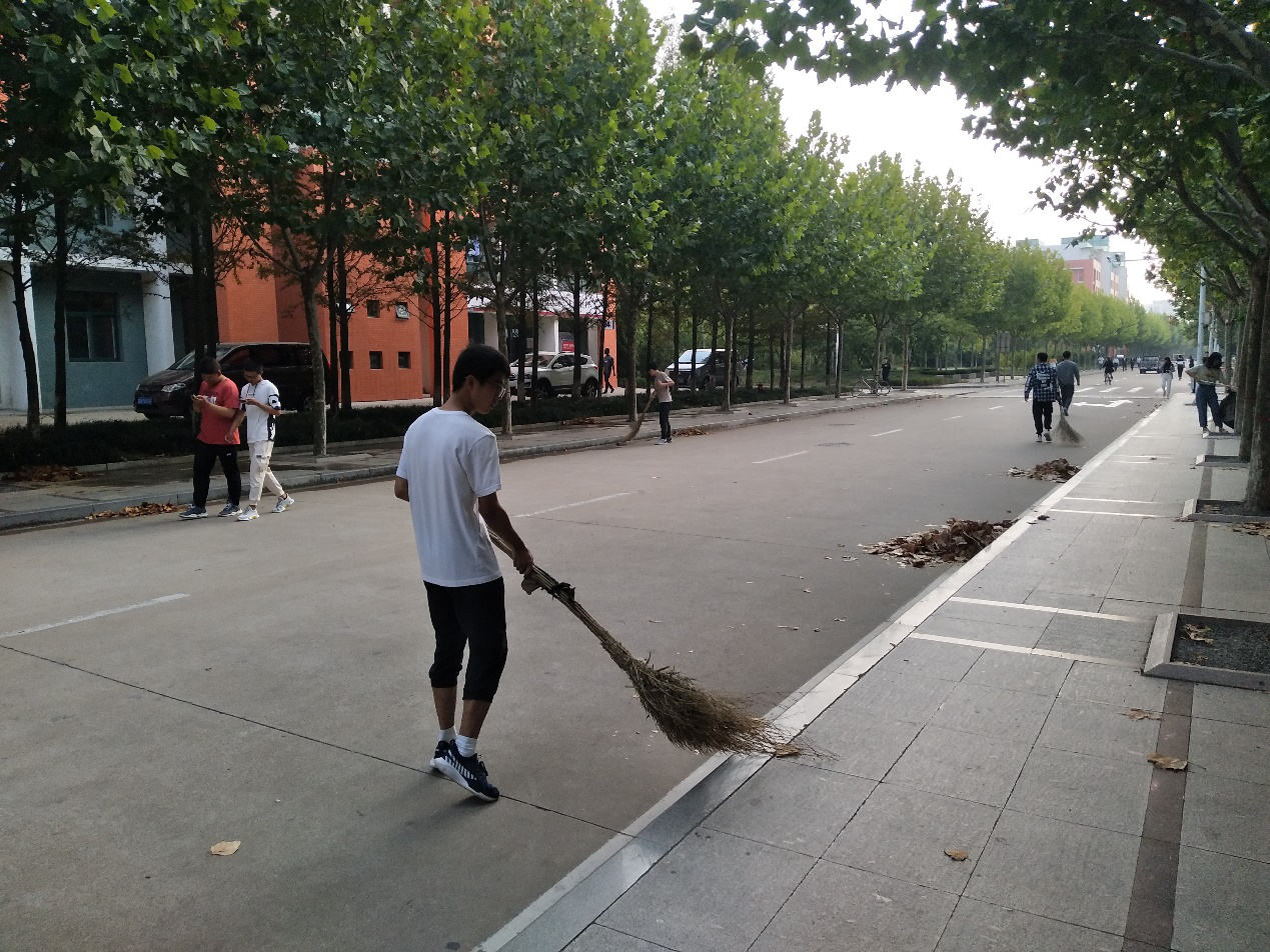 大学生扫大街照片图片