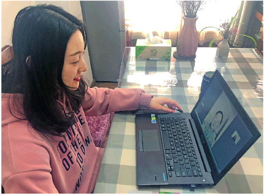 □卢鹏 韩洪烁 报道 近日,山东科技大学经管学院应届毕业生邹明月,在位于淄博市的家中,利用网络视频连线向学校就业指导中心工作人员刘梅月咨询学校“空中双选会”有关信息。 □卢鹏 韩洪烁 报道 近日,山东科技大学经管学院应届毕业生邹明月,在位于淄博市的家中,利用网络视频连线向学校就业指导中心工作人员刘梅月咨询学校“空中双选会”有关信息。