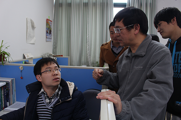 首页 石大要闻 ></p></a> 正文用电脑处理实验数据 刘丽韫摄影 【本站讯】寒假